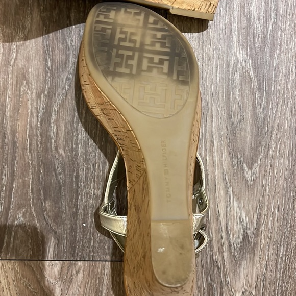 Tommy Hilfiger Gold Platform Sandals. Size 8.5 - Picture 3 of 4